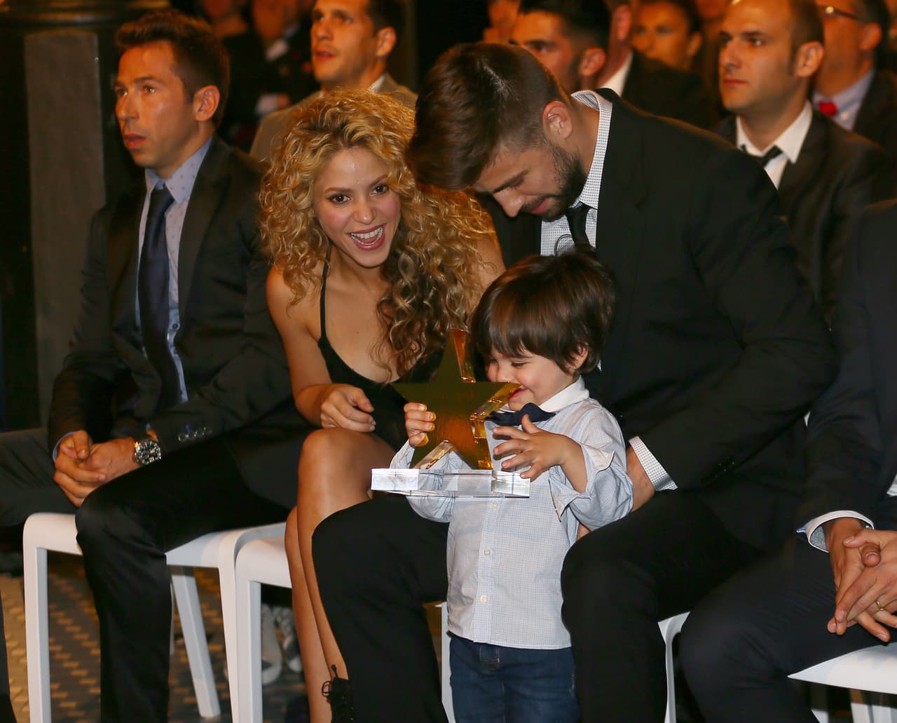 La familia sonriente, Milan divertido y Piqué súper orgullos.