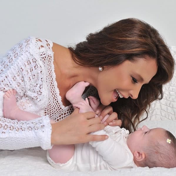 Lorena pudo hacer realidad su más grande sueño, convertirse en mamá, luego de dos años de trámites de adopción, la actriz pudo tener a Luciana en sus brazos.