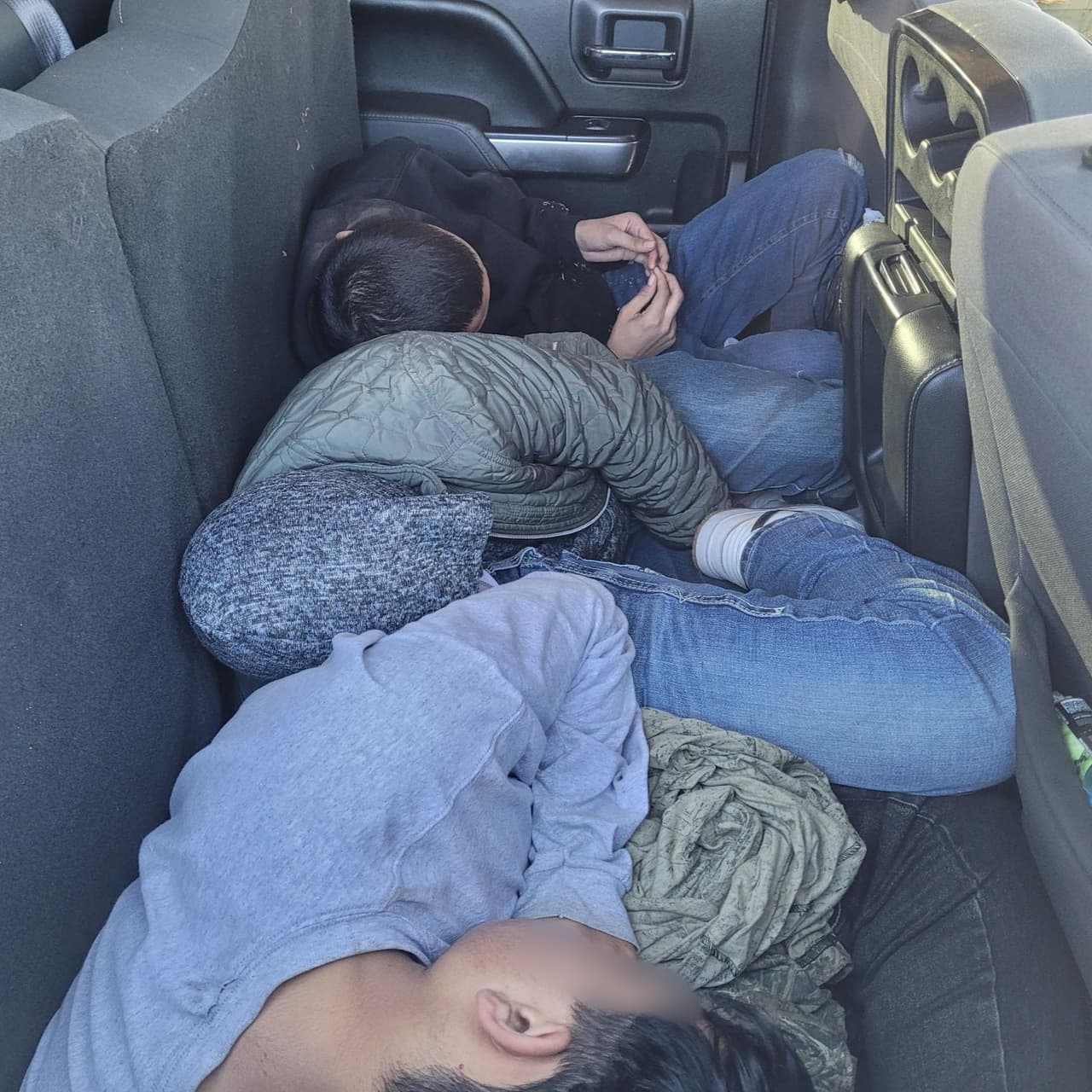 Entre lo que hallan los agentes fronterizos también se encuentran 
<b>personas, víctimas de traficantes</b> que las ocultan a como dé lugar, para pedirles dinero a cambio de ingresarlos sin documentos a territorio estadounidense.