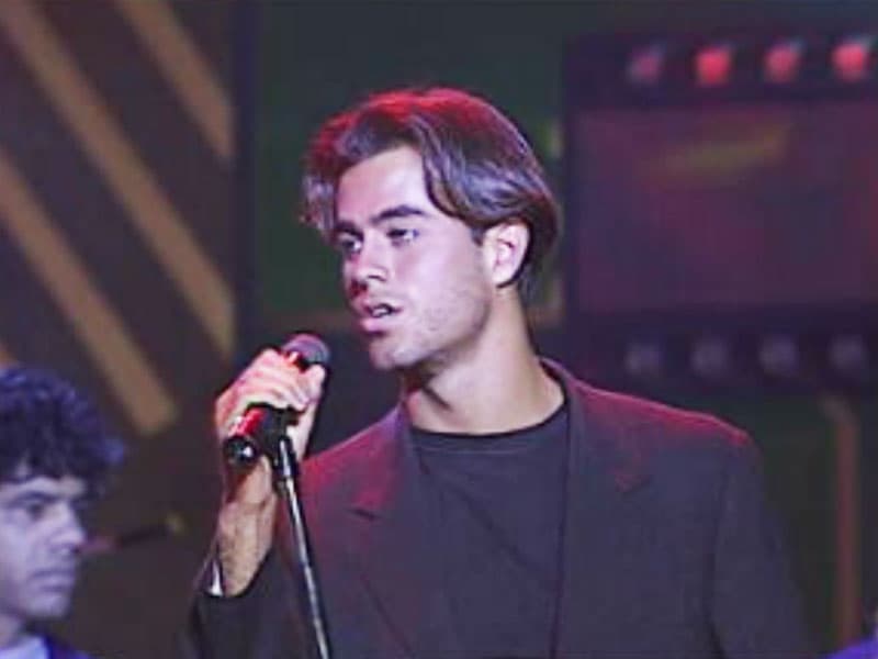 Fue en 1996 cuando Enrique Iglesias debutó en Premio Lo Nuestro, llevándose el trofeo a la Revelación del Año en la categoría Pop Balada e interpretando los éxitos 'Si tú te vas' y 'Experiencia religiosa'.
