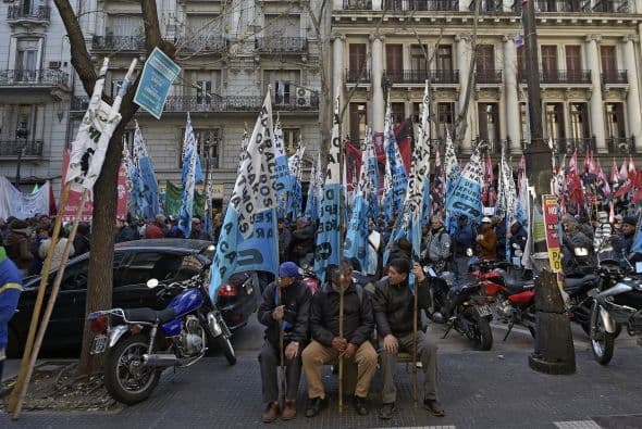 La economía registra caídas desde el primer trimestre, aún moderadas como para considerar al país sudamericano en crisis, pero son duras las secuelas de suspensiones y despidos en industrias estratégicas como la automotriz.
