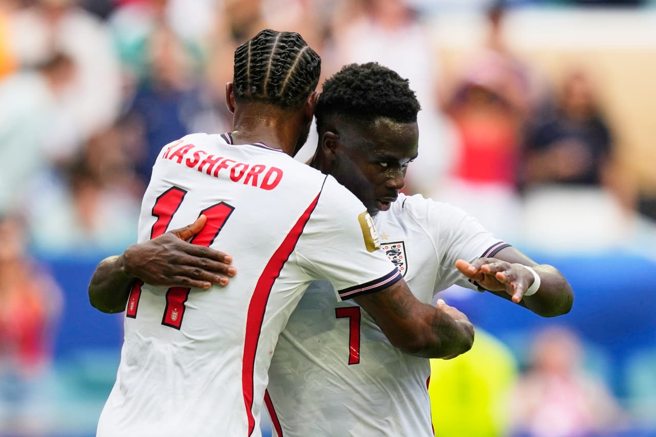 Marcus Rashford (11) y Bukayo Saka (7), ambos de Inglaterra, celebran después de que Saka anotara el tercer gol de su equipo durante el partido por el tercer puesto de la Copa Mundial entre Francia e Inglaterra, disputado en Miami Gardens, Florida, el sábado 18 de julio de 2026.