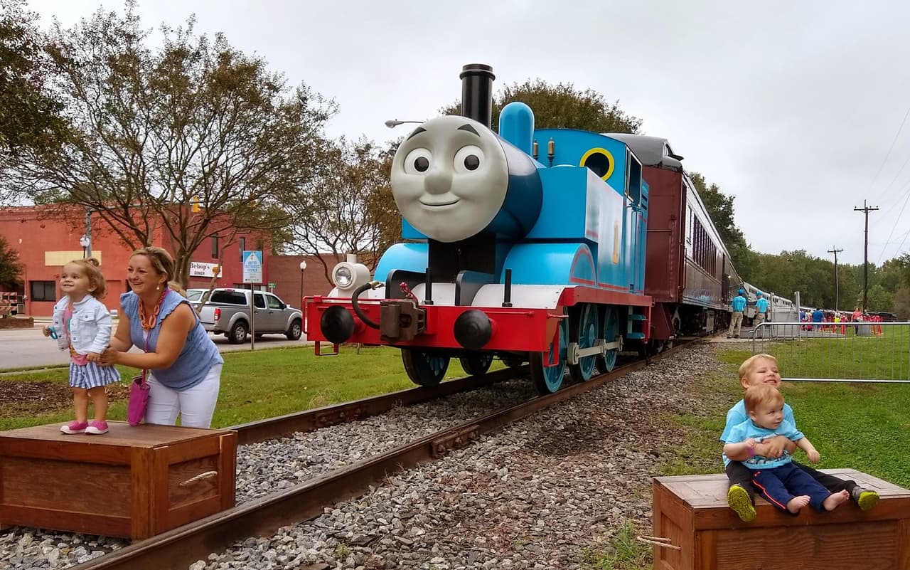 Como parte del museo, se operan trenes de excursión en los terrenos del museo y es uno de los dos lugares en los Estados Unidos que presenta la versión en locomotora de vapor de tamaño real de Thomas, la locomotora.