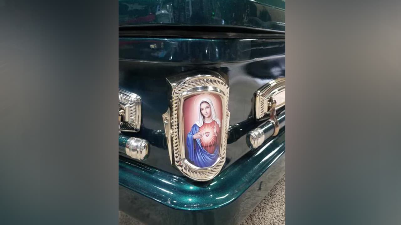 También era fanática del fútbol soccer, por eso le pusimos su pelota de fútbol y su número en el centro. Incorporamos en el diseño a la Virgen María y al Espíritu Santo", continuó Sublett.