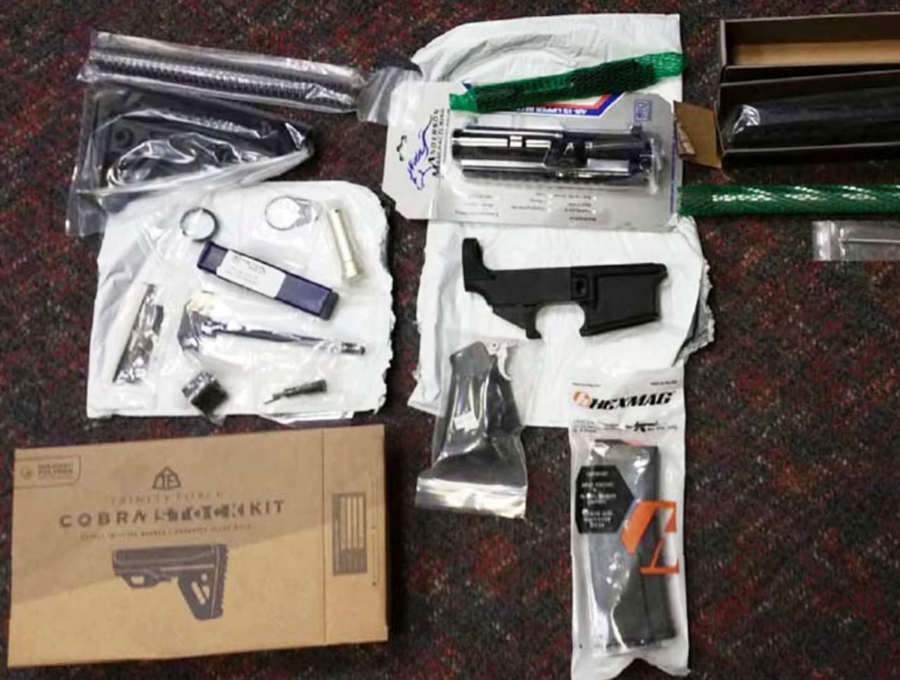 Una pistola "fantasma" y "de kit": el arma que empleó el atacante de la preparatoria de Santa Clarita