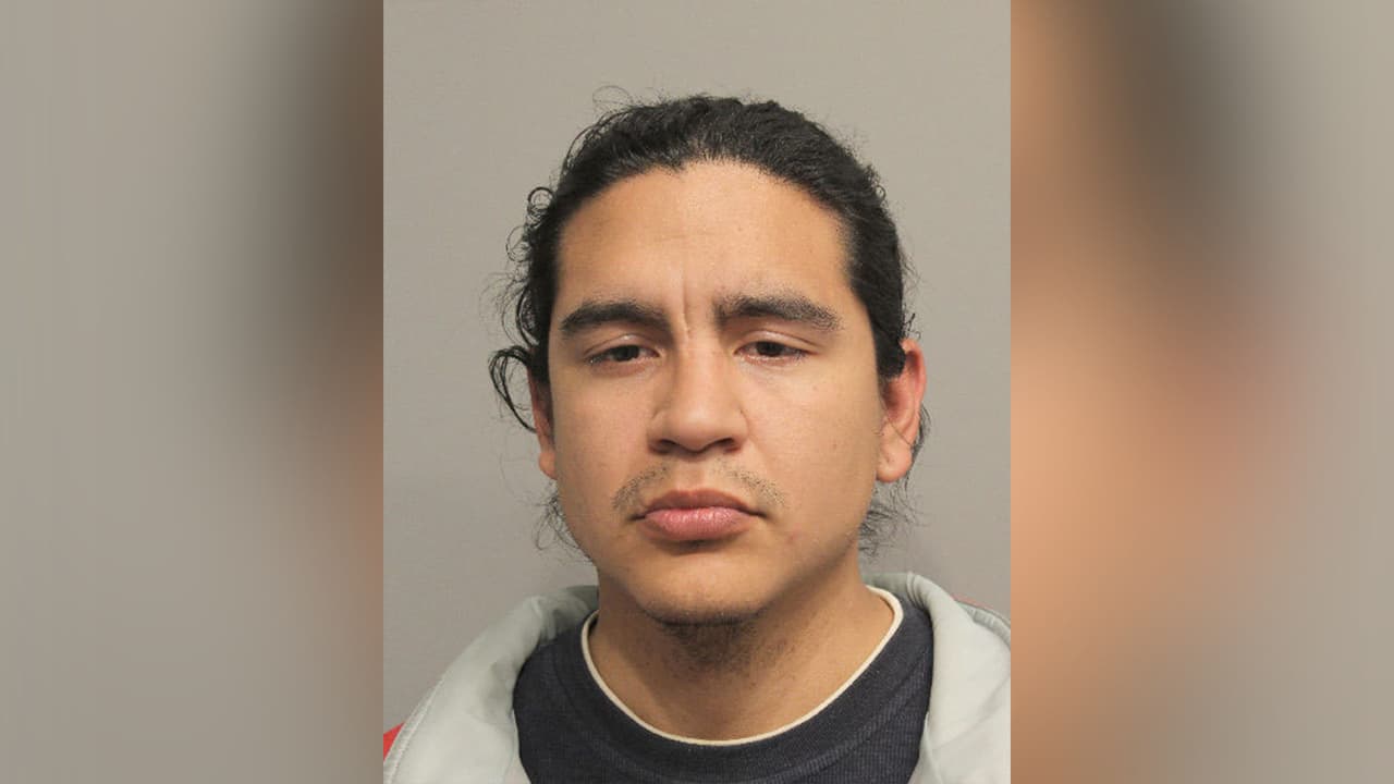 Jonathan Ricardo Perez - Crueldad animal por matar a puñaladas a un perrito. Pérez cuenta con historial delictivo por drogas y agresión contra un miembro de su familia