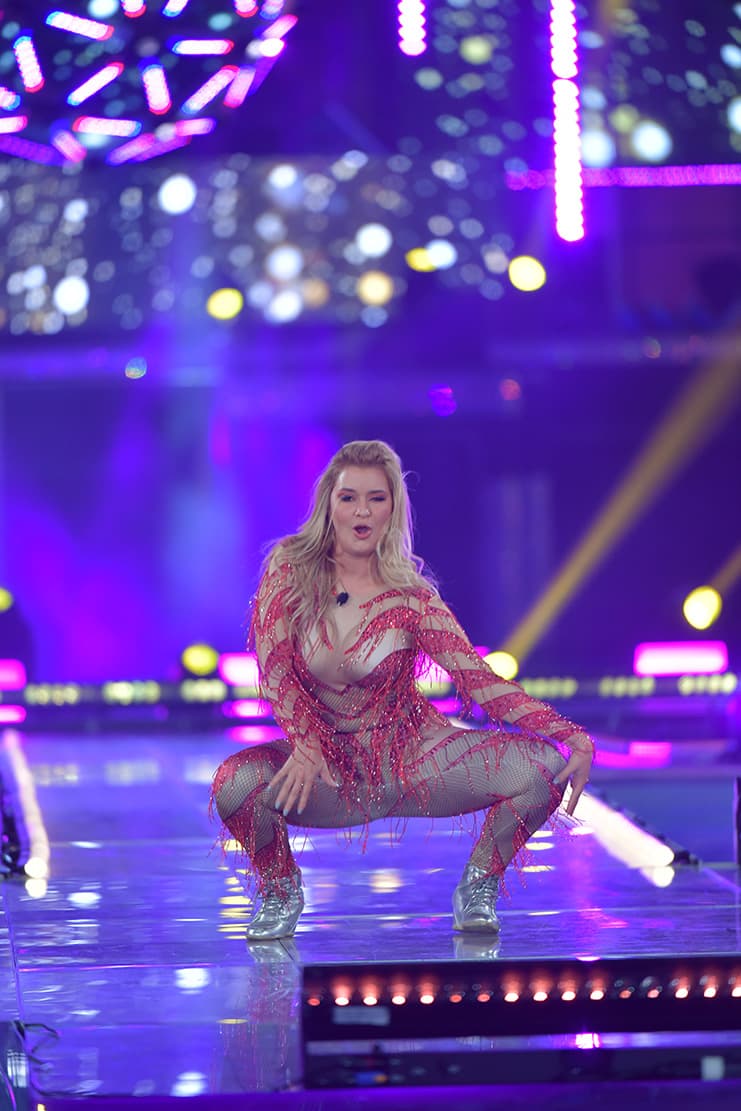 ¿JLO estaba en la casa? ¡Nooooo!, se trata de Andrea González, quien bailó al ritmo de "El anillo".