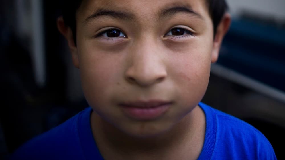 John Ruiz, de 9 años, vive con sus papás y cuatro hermanos en una casa rodante en Mountain View pues sus padres ya no pudieron pagar la renta de un apartamento. El censo de indigentes en el condado de Los Ángeles indica que hay 5,091 menores de edad viviendo en las calles.