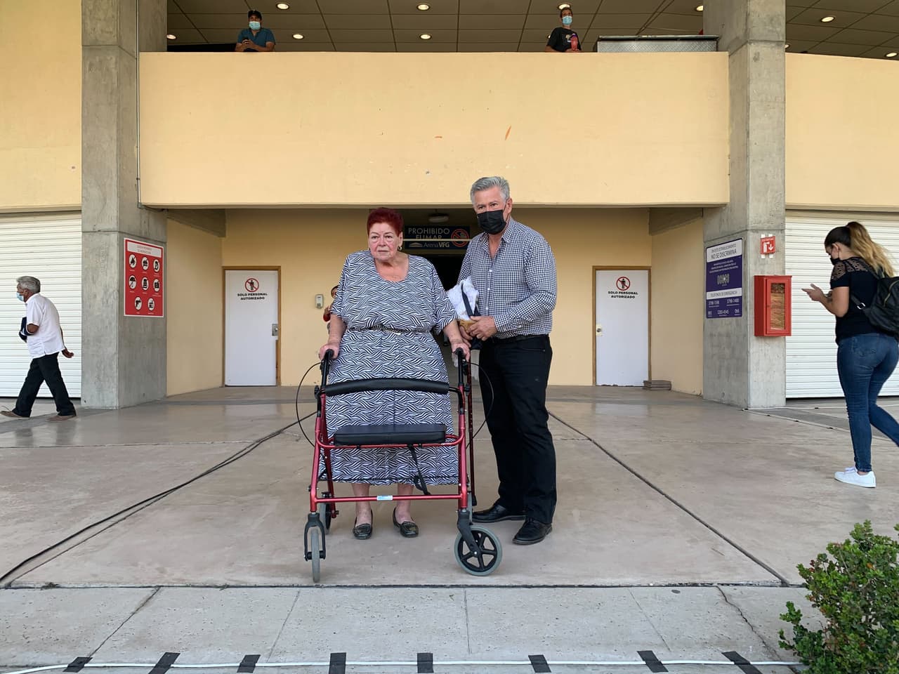 Alicia Muro y su hijo, Ernesto, al acudir al funeral de Vicente Fernández.