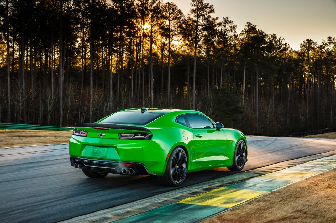 El Camaro LT 1LE 2017 con motor V6 de 3.6 litros que entrega 335 HP y, al igual que su compañero, está acoplado a una transmisión manual de seis velocidades.