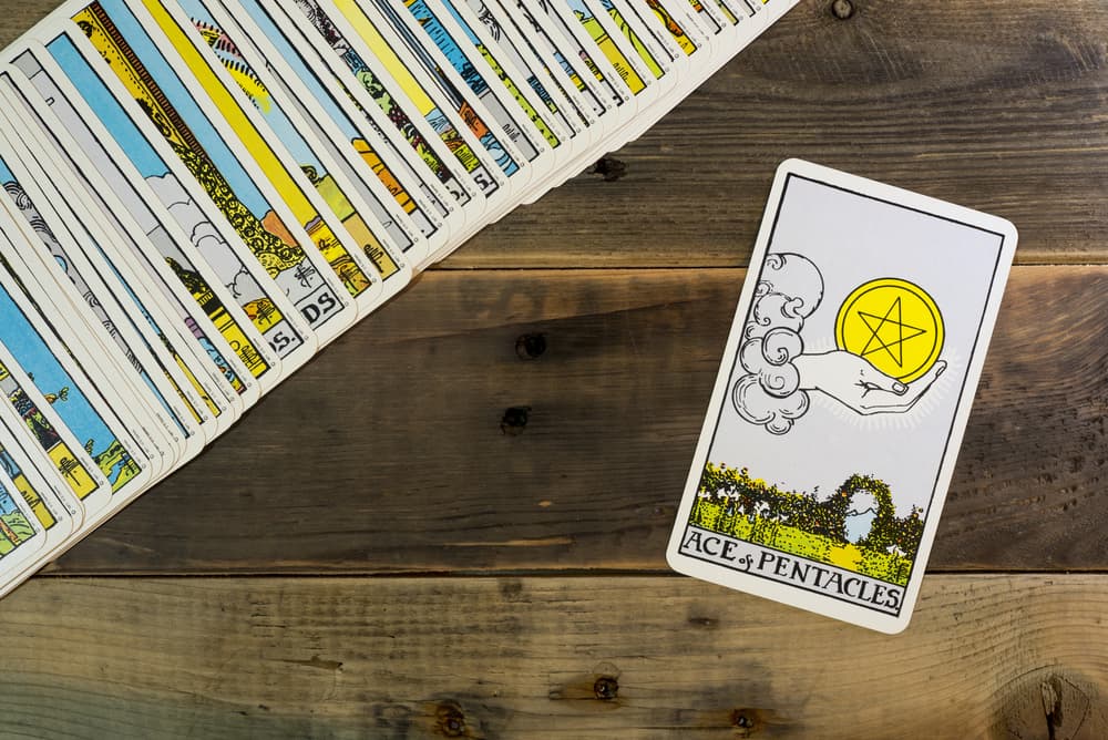 Estos días son ideales para saber qué nos deparan los astros en el campo del dinero y tus finanzas. ¿Qué mejor que usar la baraja del tarot para saber tus predicciones en la fortuna?