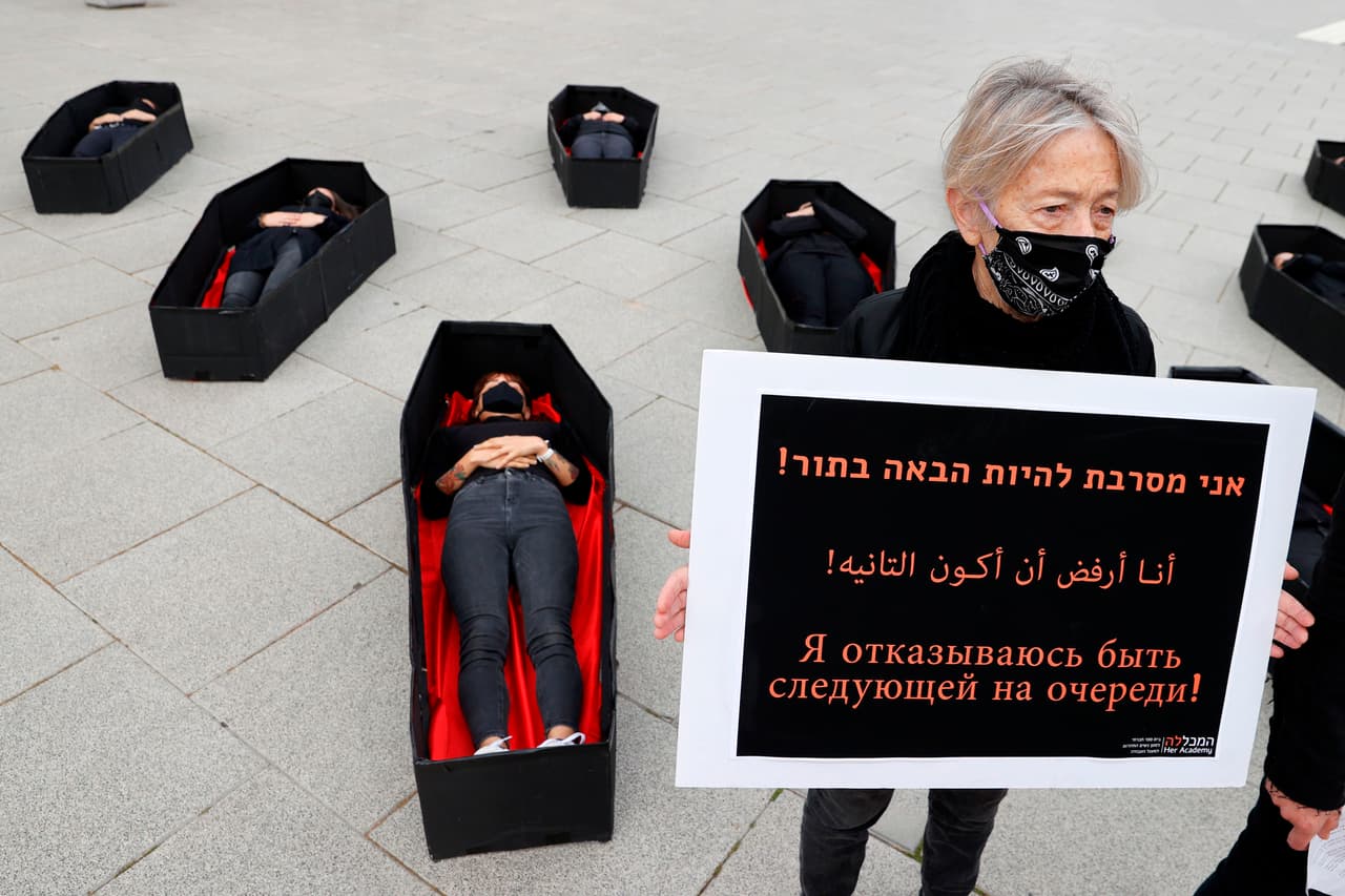 <b>“Me niego a ser la próxima”</b>, se lee en un cartel visto junto a una serie de ataúdes que fueron llevados a la manifestación de mujeres en Tel Aviv, Israel.