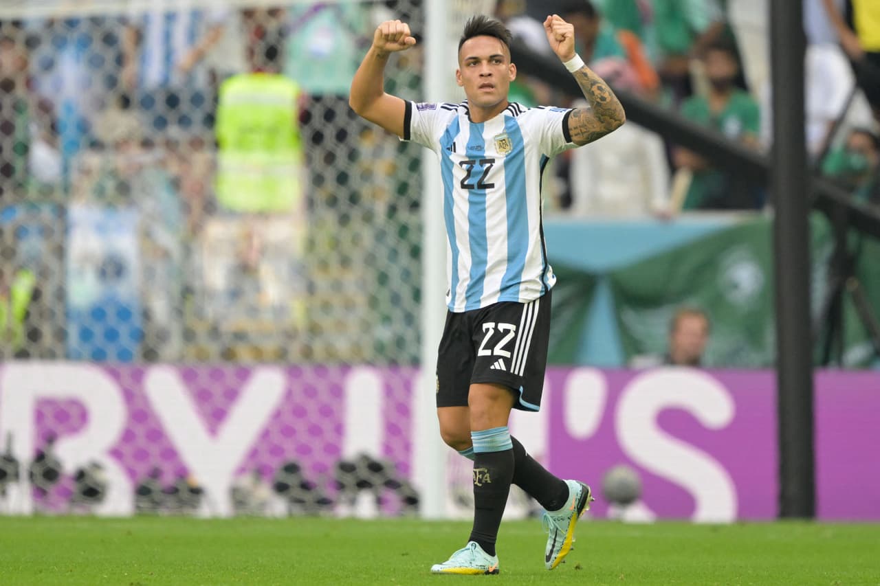 <h3 class="cms-H3-H3">8. Argentina</h3>
<br>
<br>⚽
<b>Valor de la plantilla: </b>$770 millones.
<br>
<br>⚽
<b>Jugador más caro: </b>Lautaro Martínez.
<br>
<br>⚽
<b>Costo de transferencia de su jugador más caro: </b>$102 millones.
<br>
