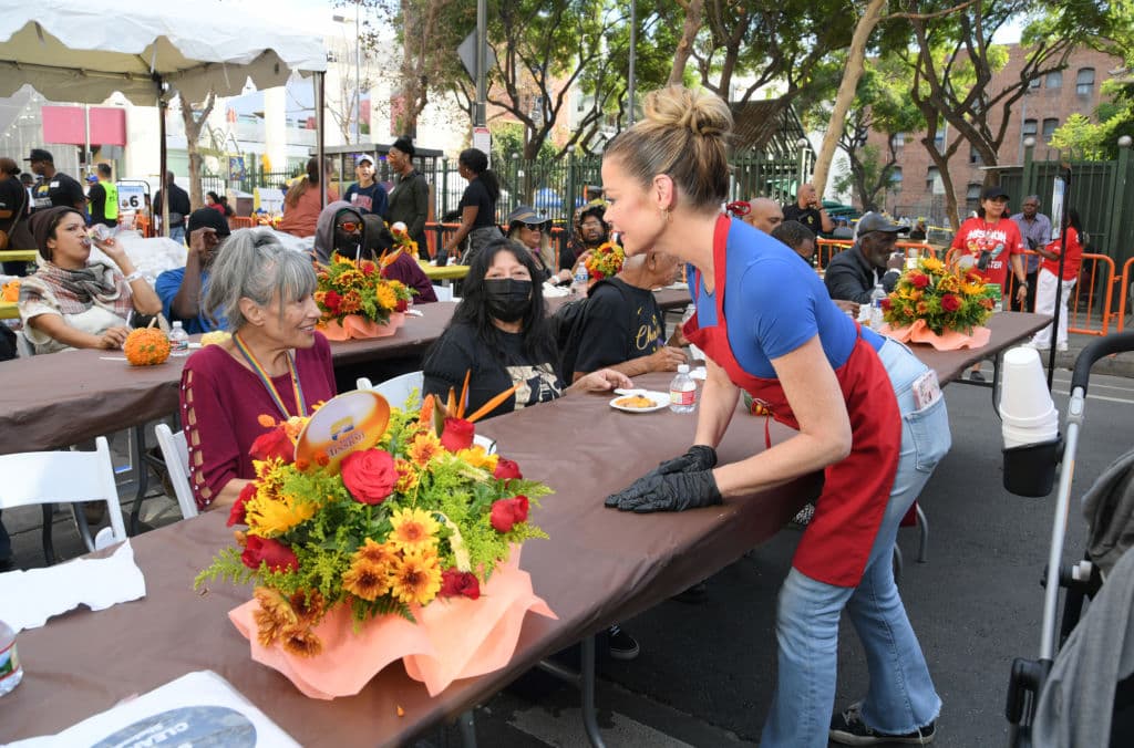 Según estimaciones del gobierno de Estados Unidos, se prevé un aumento de entre un 9,5% y un 10,5% en los precios de los alimentos este año, lo que representa un desafío adicional para las personas en situación de vulnerabilidad. En la imagen aparece Denise Richards.
