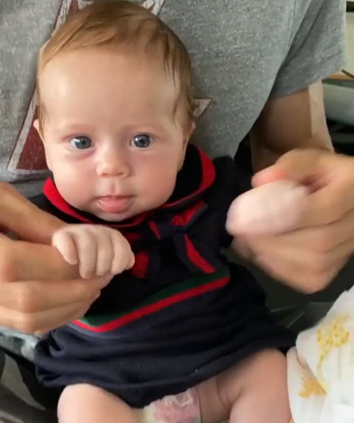 El hermano mayor de Enrique Iglesias ofreció una entrevista radial a la cadena chilena ADN y ahí le comentaron que pronto sería tío. En vez de limitarse a decir que sí, el también cantante respondió: 
<b>"He sido ya tío". </b>
<br>