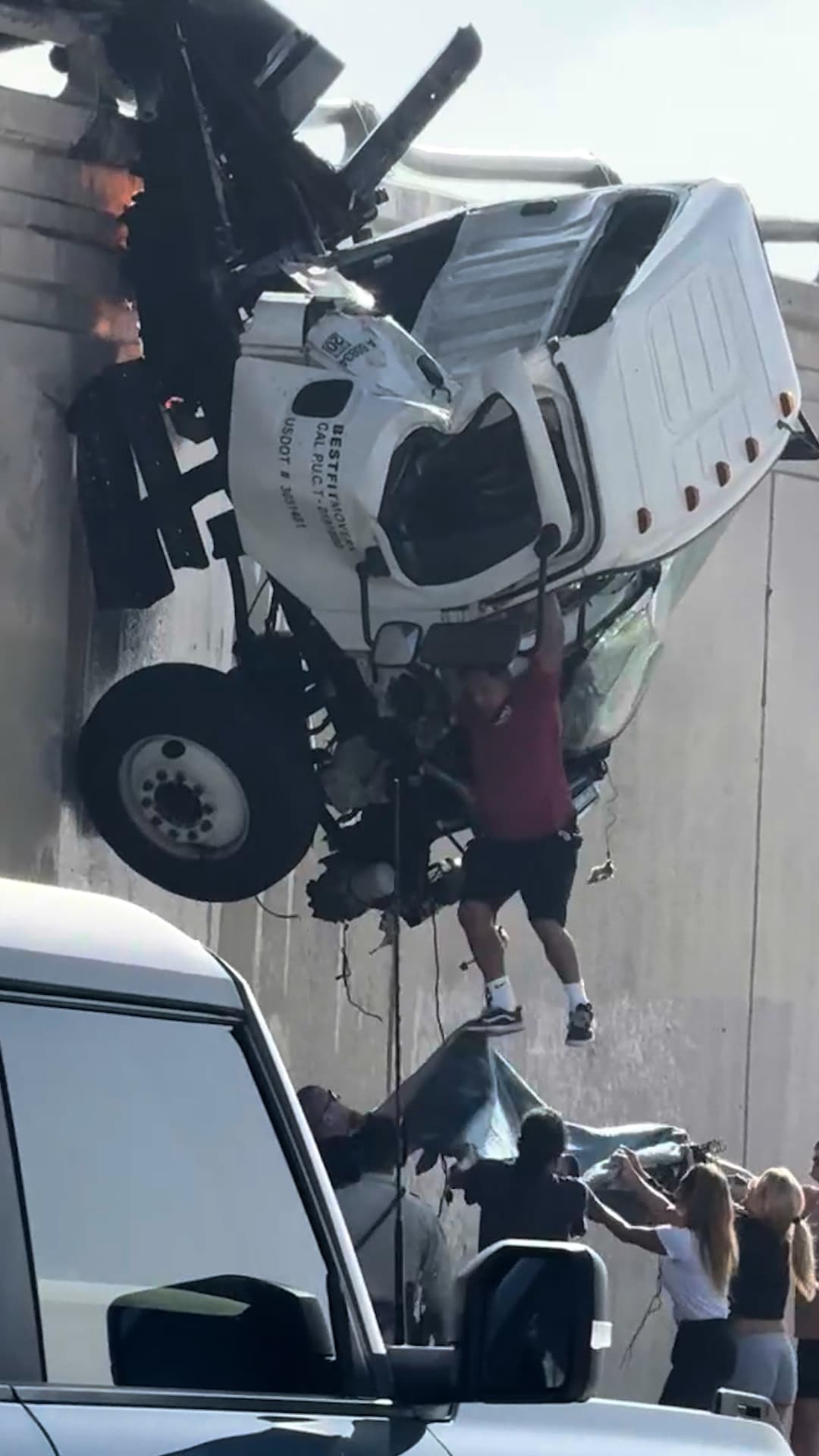 Saltó para salvar su vida: Conductor escapa de un camión en llamas suspendido tras un choque