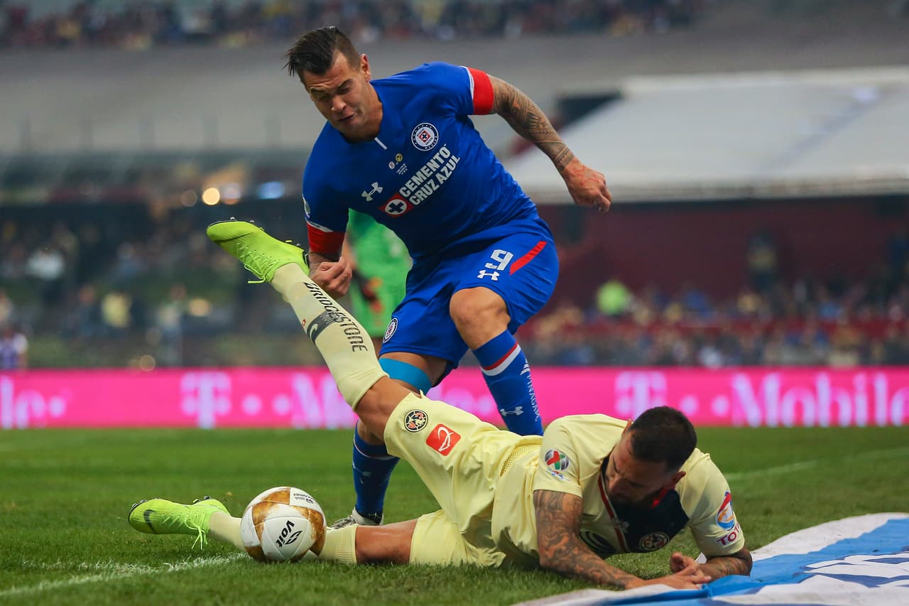 Y el tono del partido de Vuelta fue la continuación del de Ida, un juego de mucha disputa en el medio campo, con acciones como esta donde Milton Caraglio no le dejaron tener la bola.