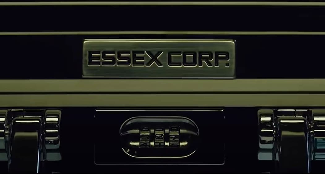 Uno de los maletines donde guardan las muestras de sangre está marcado con la leyenda “Essex Corp”. Esta empresa es propiedad de Nathaniel Essex, un villano de los cómics de Marvel conocido como Mr. Sinister. Es posible que en los planes de FOX haya estado introducir a este mutante en alguna película posterior, pero cuando la productora fue vendida a Disney, todas esas ideas se desecharon.