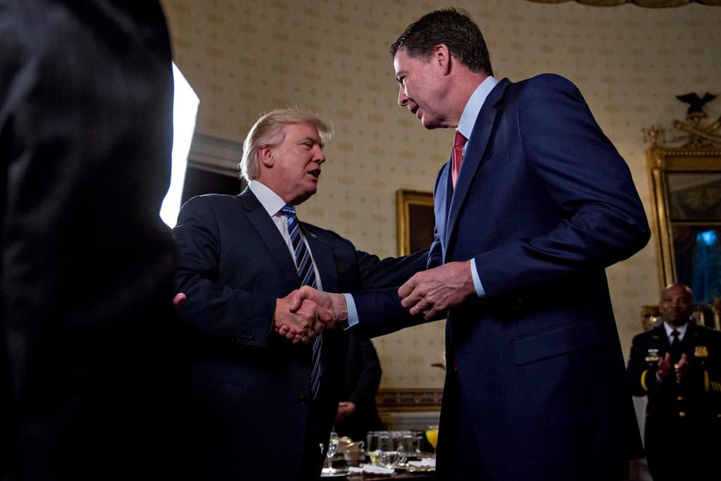 Lo que Comey le dijo a un amigo sobre cómo Trump intentó comprometerle