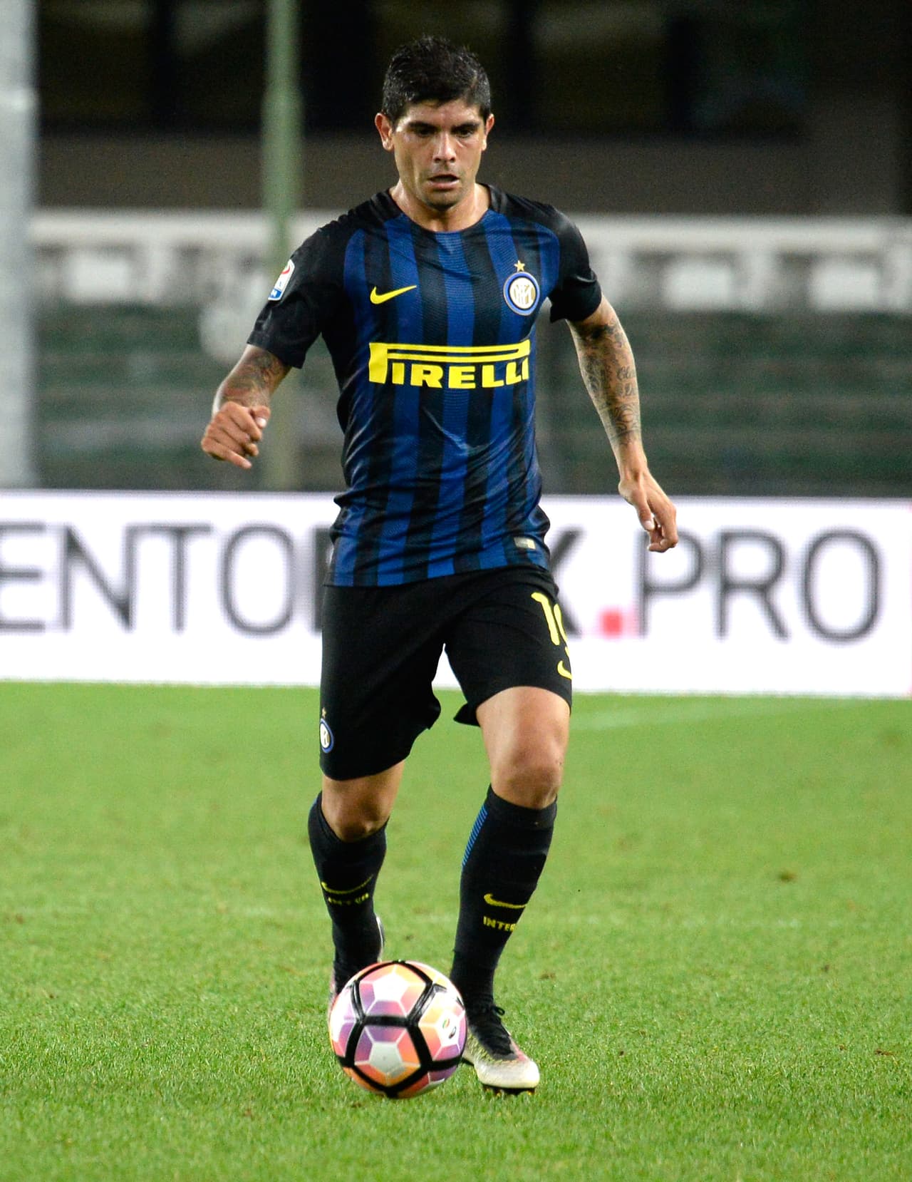 El Inter de Milan tiene tres jugadores que podrían complicarle la existencia a Salcedo y compañía como es el caso de Éver Banega quien en su función de media punta merodéa los tres cuartos de cancha y en alguna cobertura se encontrará al central mexicano.