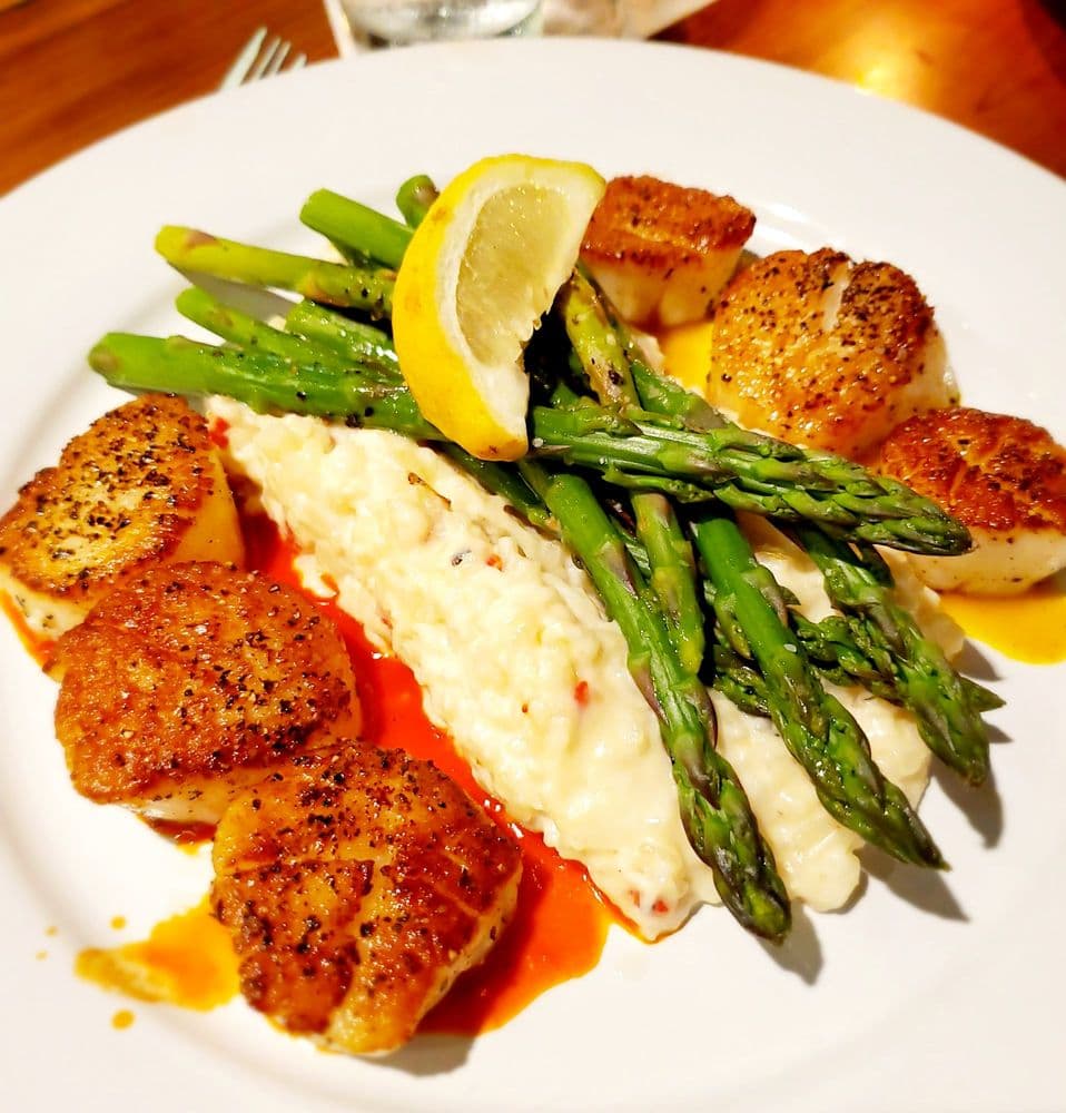 <b>Cape Fear Seafood Company</b>
<br>Dirección: 832 Spring Forest Rd Raleigh, NC 27609
<br>Teléfono: (984) 242-4600
<br>Sitio web: 
<a href="https://www.capefearseafoodcompany.com/">https://www.capefearseafoodcompany.com/</a> 
<br>
<b><a href="https://www.yelp.com/map/cape-fear-seafood-company-raleigh">Cómo llegar</a></b>
<br>
<br>Los propietarios aseguran que “Cape Fear Seafood Company de Raleigh se enorgullece de servir comida de gran calidad en un ambiente relajado y entorno informal. Nos especializamos en pescado fresco, bistecs cortados a mano, vieiras y artículos fritos estilo Calabash”.