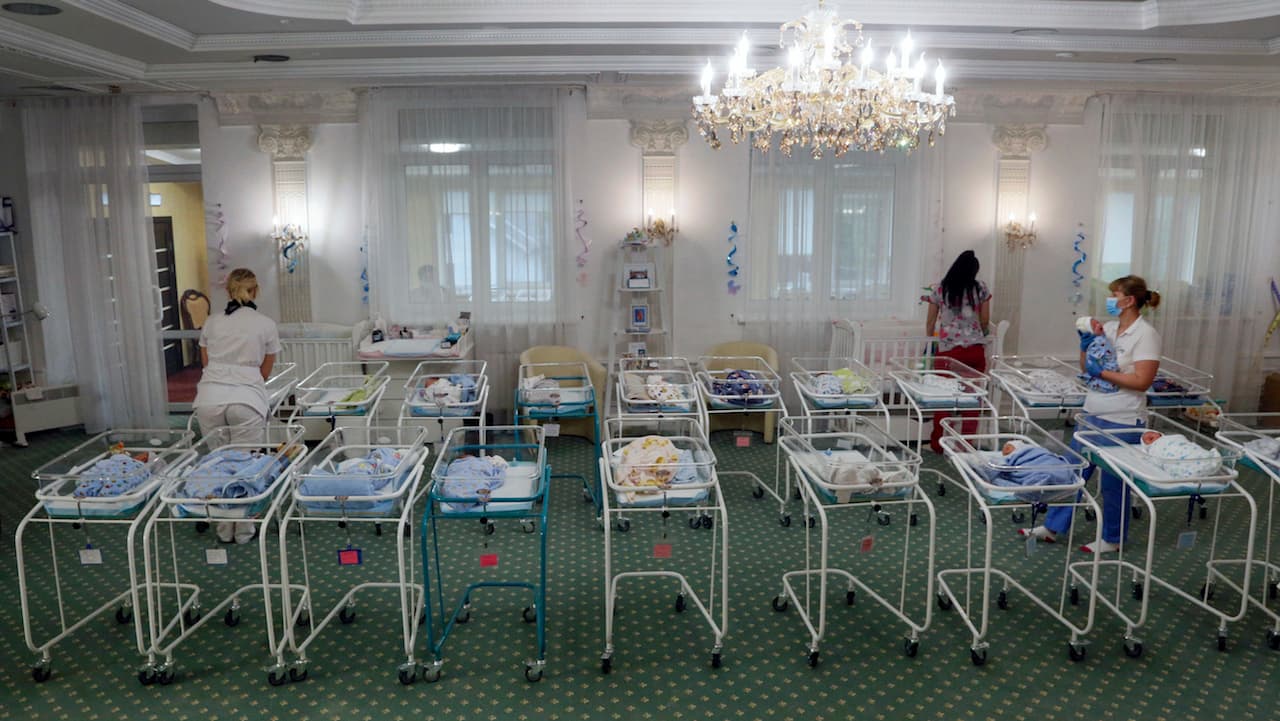 Esta foto del 14 de mayo de 2020 muestra a las enfermeras cuidando a docenas de bebés nacidos en una habitación del hotel donde la clínica de maternidad sustituta Biotexcom hospeda a sus clientes en Kiev.