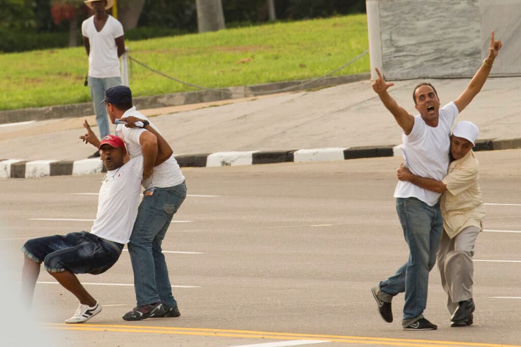 El domingo 20 de septiembre de 2015 dos hombres no identificados fueron detenidos por agentes de seguridad de la dictadura cubana. Los hombre lanzaron panfletos durante la llegada del papa Francisco a la Plaza de la Revolución en La Habana, Cuba.