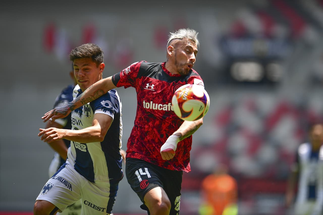 Monterrey se impone a Toluca 2-1 en el Nemesio Diez, durante la Jornada 14 de la Liga MX. Con un golazo a distancia, Sebastián Vegas de los Rayados abrió el marcador, seguido de Maximiliano Meza para ponerse arriba en el encuentro. Ya al minuto 71, Jorge Torres Nilo puso el único tanto para los 'Diablos Rojos'.