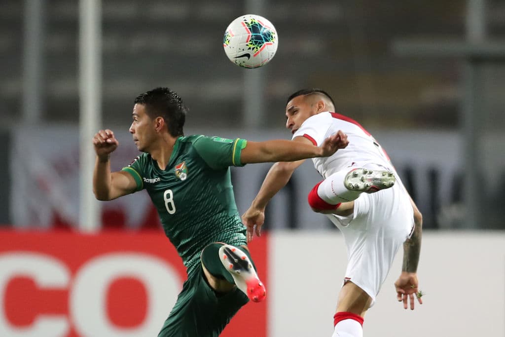 Perú asegura tres puntos tras golear 3-0 a en casa a Bolivia.