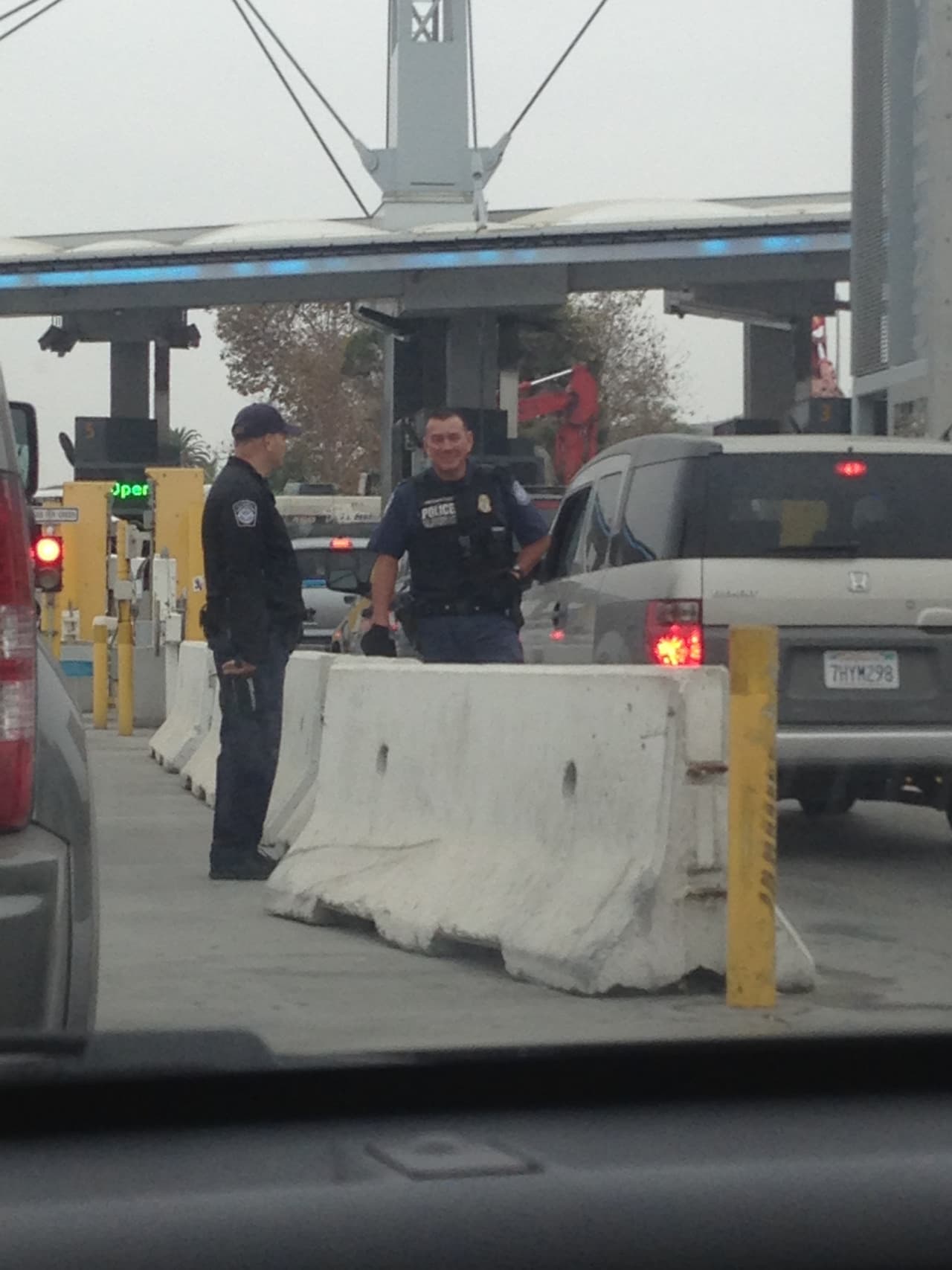 Dos agentes fronterizos conversan en la garita de San Ysidro.