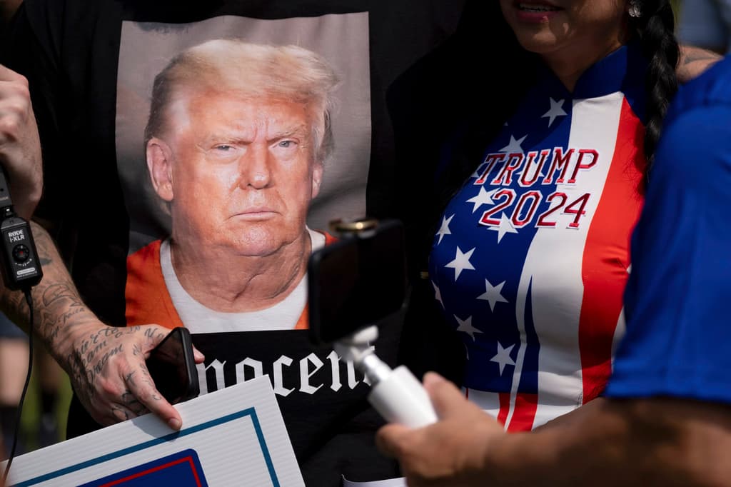 Algunas camisas y pancartas fueron vistas con una fotografía de Trump con uniforme de preso, creada con inteligencia artificial.
