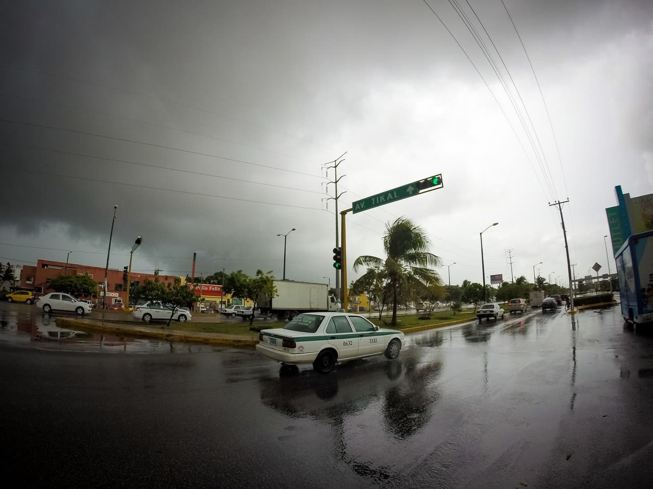 La tormenta Earl avanza por el sureste mexicano y afecta incluso al centro del país