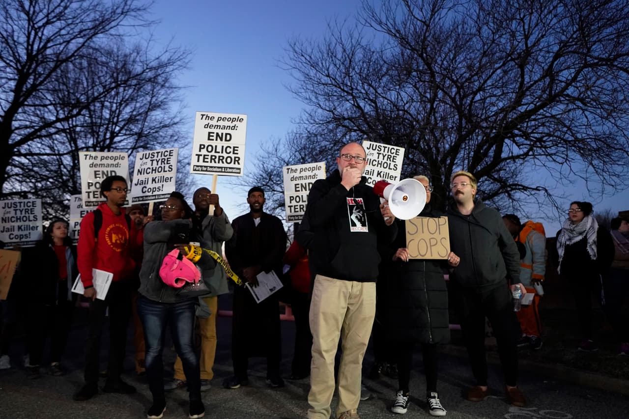 <b>“Te voy a dar una paliza”</b>, se puede escuchar decir a un oficial. La cámara de su cuerpo lo muestra levantando su bastón mientras al menos otro sostiene a Nichols. Durante las protestas en Memphis, el activista local Hunter Demster habló mientras los manifestantes se aglomeraban tras la indignación provocada por el último caso de brutalidad policial en el país.