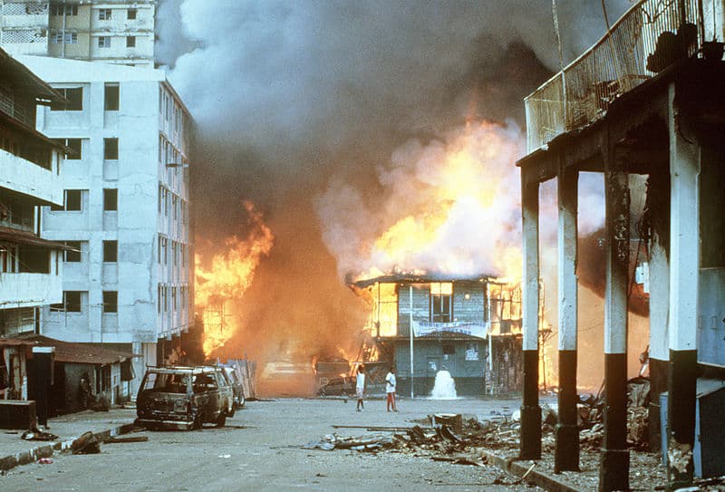 Estados Unidos invadió a Panamá en la noche del 19 de diciembre de 1989. En poco tiempo, la 'Comandancia' del General Noriega quedó envuelta en llamas, que también se extendieron al barrio pobre de El Chorillo, con consecuencias desastrosas para los residentes