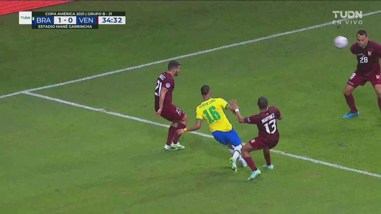 ¿Era mano? Renan Lodi centra y se impacta en el brazo de Luis Martinez