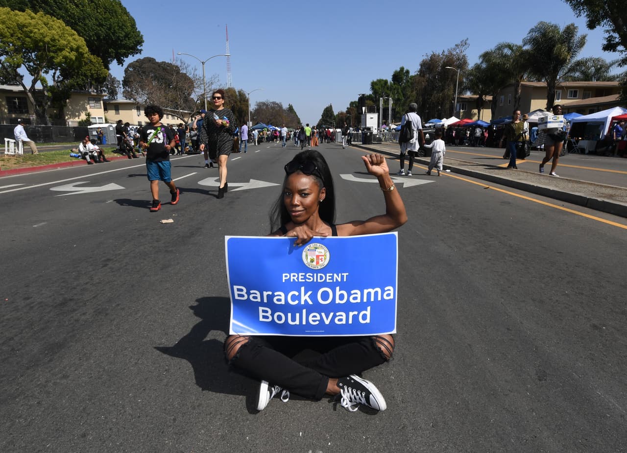 El agosto pasado, el ayuntamiento de Los Ángeles votó unánimemente para cambiar el nombre de un tramo de la autopista de 3.5 millas antes llamada Rodeo Road a Obama Boulevard.
