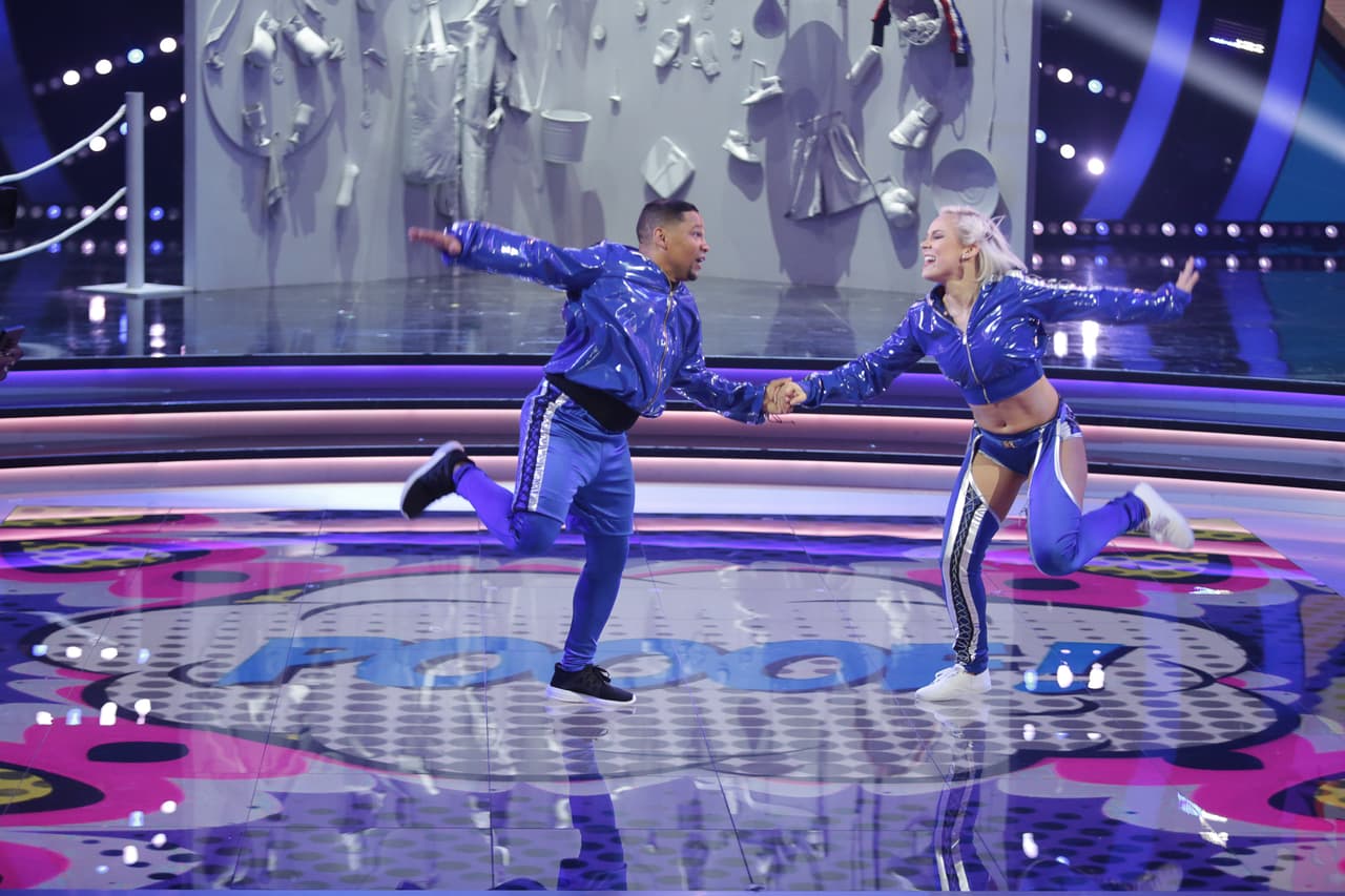 El exboxeador bailó con Emma, emulando movimientos de box.