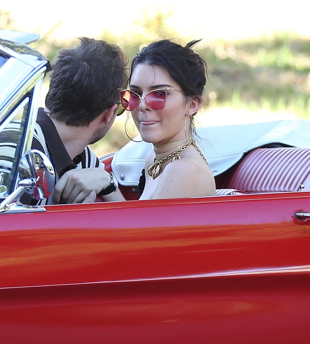 ¿Y quién es su amigo misterioso?