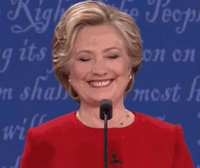Una vez elegidos los candidatos de cada partido, entramos en la recta la más prolífera para las gracias y los atrevimientos de los candidatos. Con este gif de Hillary sonriendo y batiendo los hombros durante el Primer Debate Presidencial muchos le daban una contundente derrota a Trump. Las mujeres compartían el gesto coqueto como ese gif indispensable con el que tienes que contar cuando la sensación de triunfo te invade.