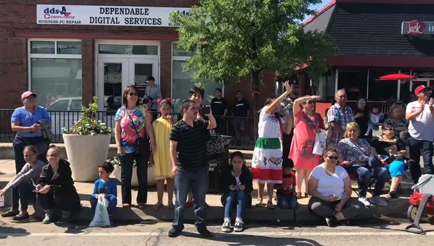 Un concurrido festejo de reafirmación hispana en las calles de Grand Prairie