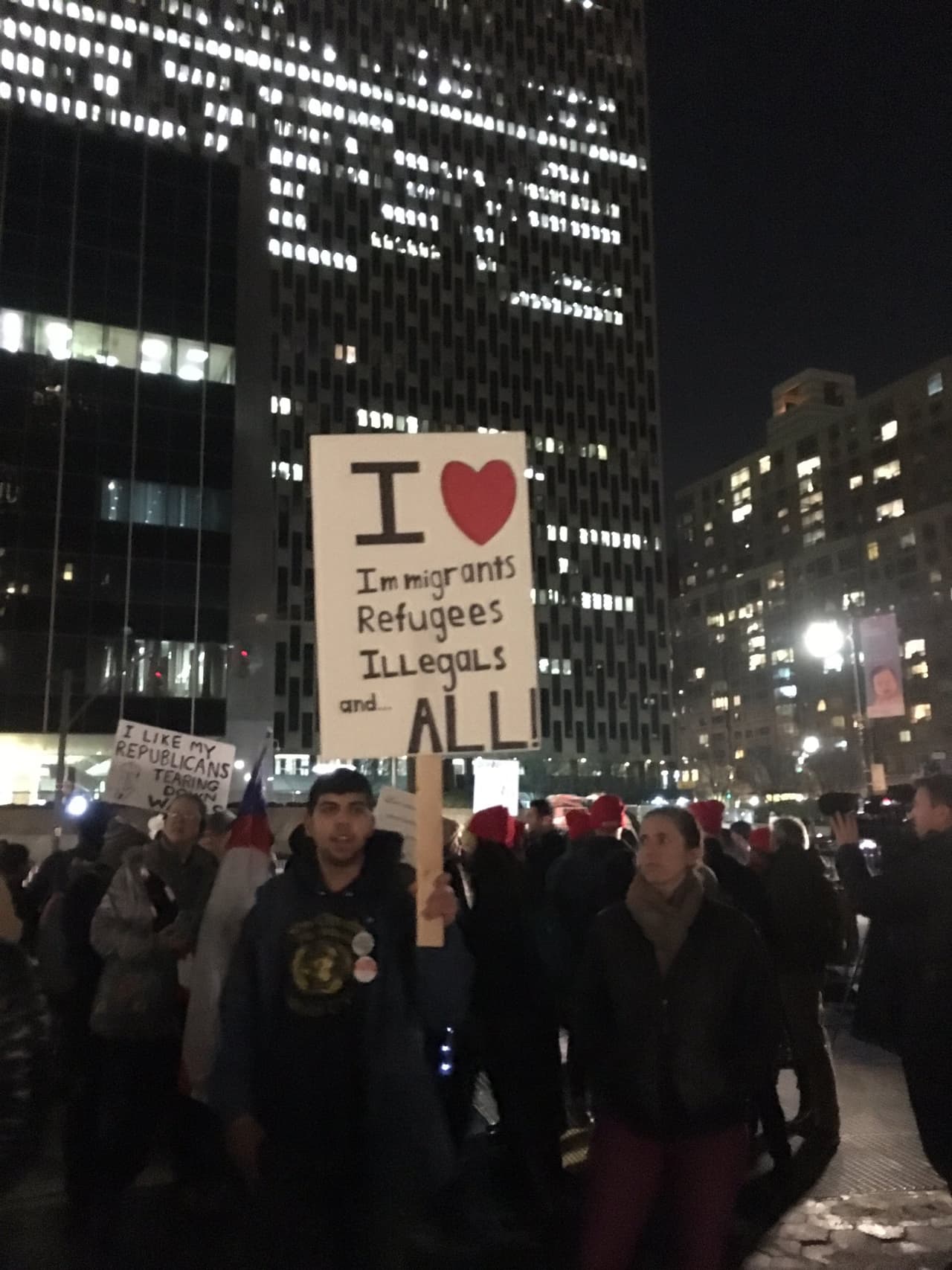 En San Valentín, manifestantes llevan a la calle su oposición a operativos de ICE