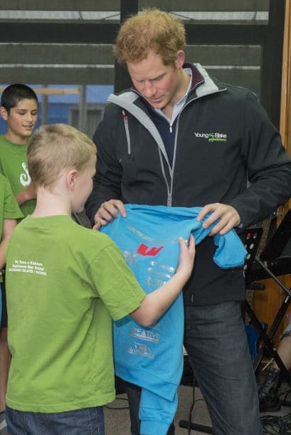 Le regalaron una playera.