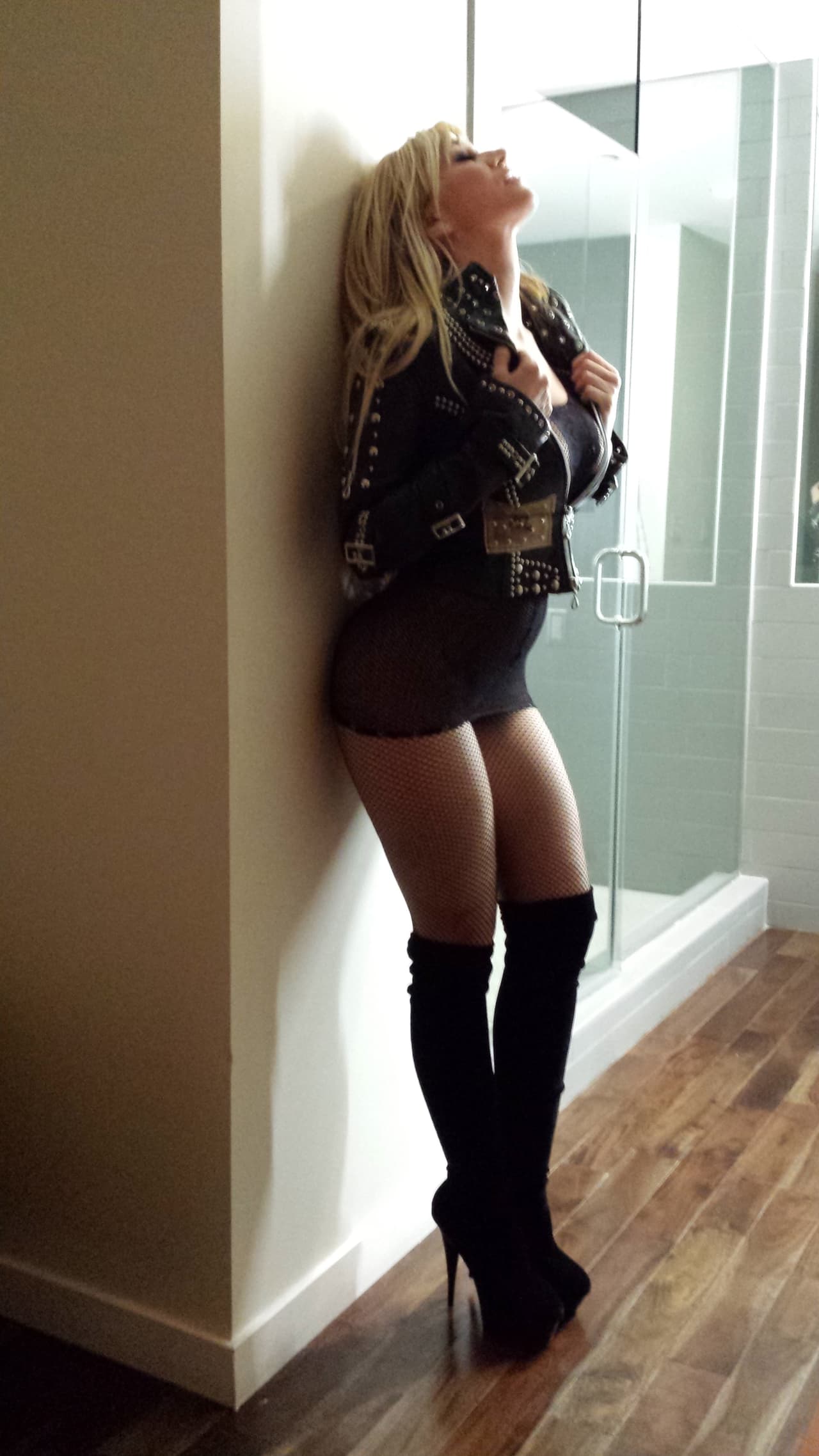 ¡Ay mamá! Por todos lados es bella y muy encantadora.