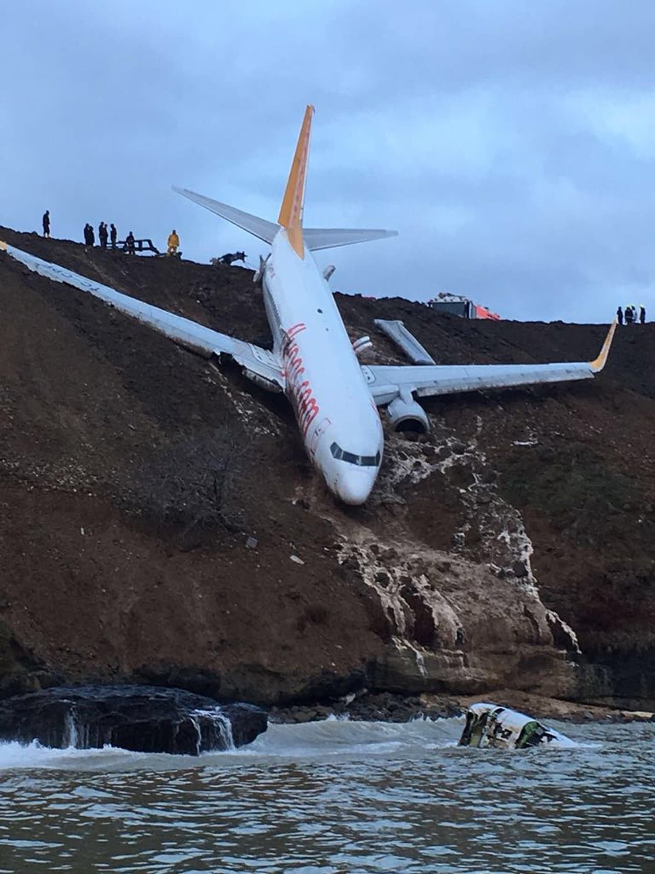 En la imagen, se ve lo que parece ser la turbina derecha del avión Boeing 737-800 flotando en el mar. Las autoridades turcas reportaron que ningún pasajero ni miembro de la tripulación resultó herido de gravedad.