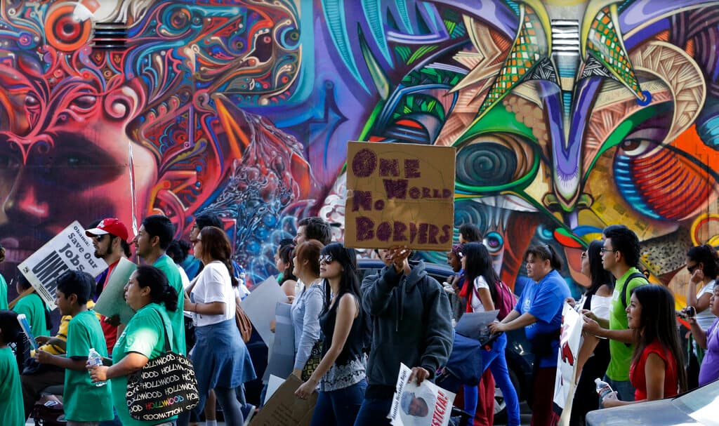 <h3 class="cms-H3-H3"><b>6. Barrio Logan, San Diego, California, Estados Unidos</b> </h3>
<br>
<br>Este barrio está ubicado a apenas 16 millas al norte de la frontera con México, por lo que es un centro importante en el que confluye la cultura mexicano-estadounidense. Está anclado en Chicano Park, a la sombra de la autopista que dividió al vecindario en los años 60. Este parque es fruto del activismo comunitario del barrio, que impidió que el estado se apoderara de esas tierras para otro uso. Actualmente alberga la mayor concentración de murales chicanos del mundo, con más de 80 pinturas de clase mundial, según 
<i>Time Out.</i>