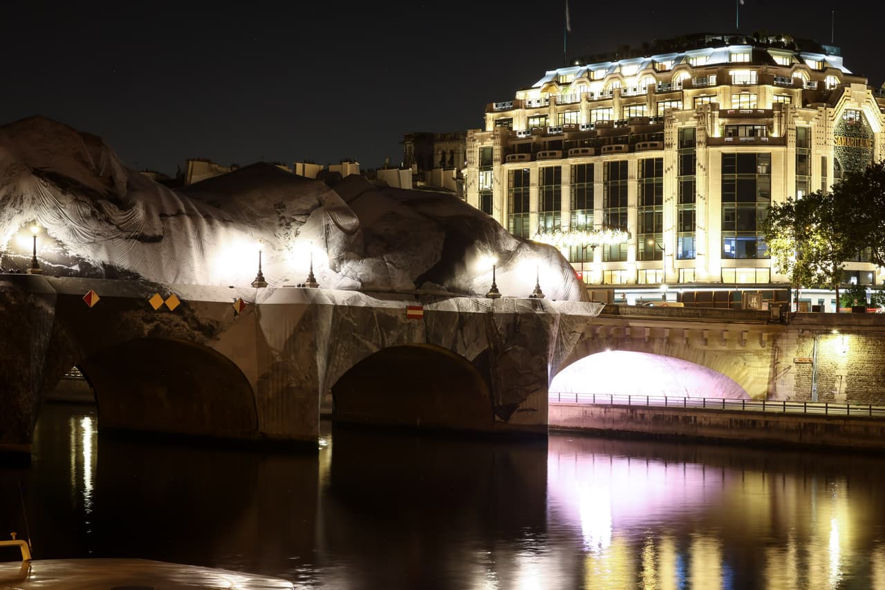 Inflado de la obra de arte "La cueva del Pont Neuf" del artista callejero francés JR en el puente Pont Neuf, el jueves 21 de mayo de 2026, en París, antes de su inauguración gratuita al público del 6 al 28 de junio. (Foto AP/Thomas Padilla)