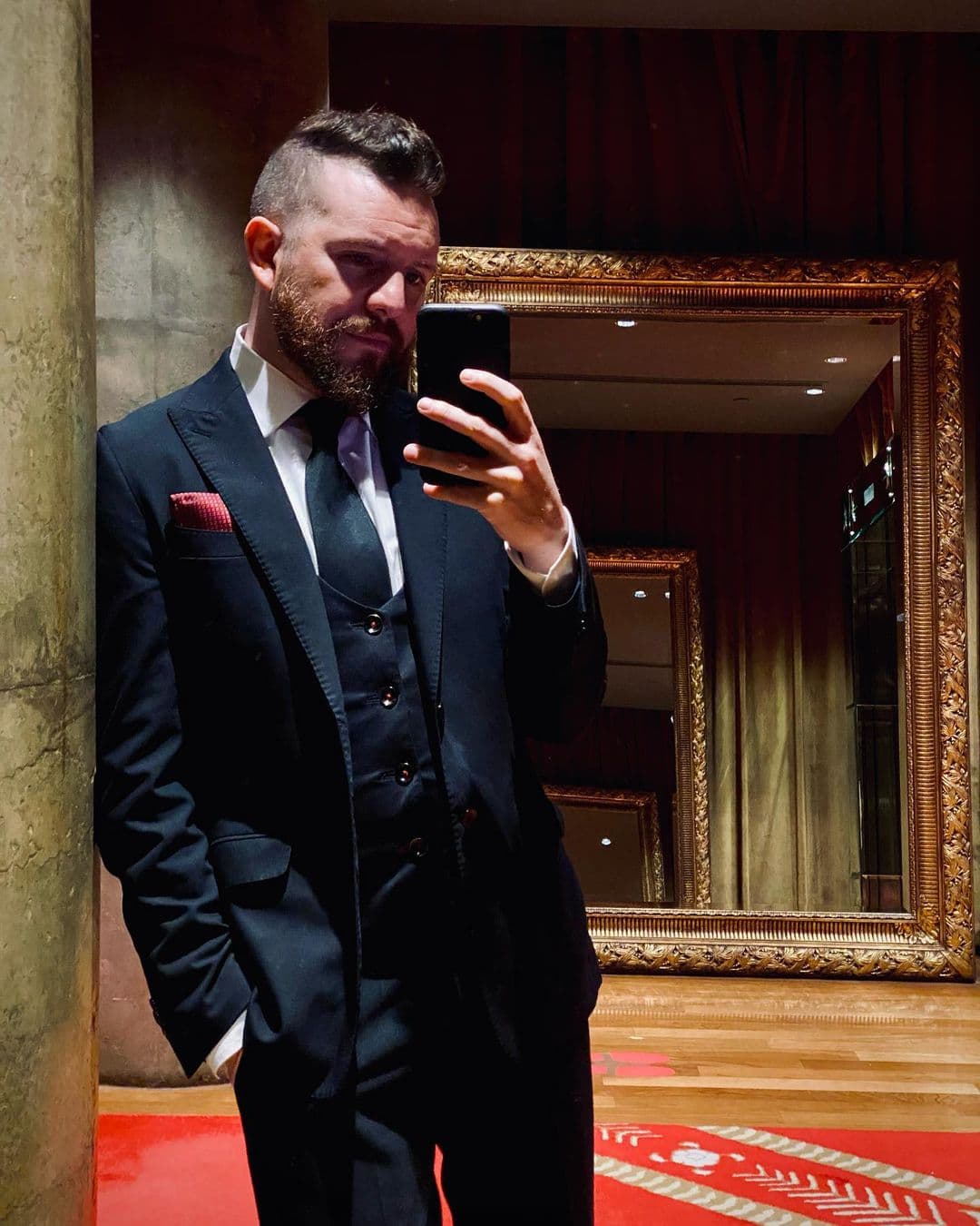 Aunque el orador no ha logrado vencer por completo la enfermedad de Lyme, ya que presenta varias secuelas, disfruta dar caminatas para relajarse.