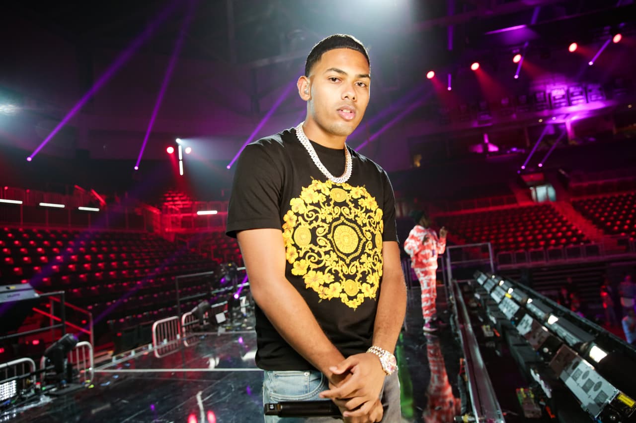 Mike Towers agregó a su look, de playera negra y estampada, una cadena en el cuello.