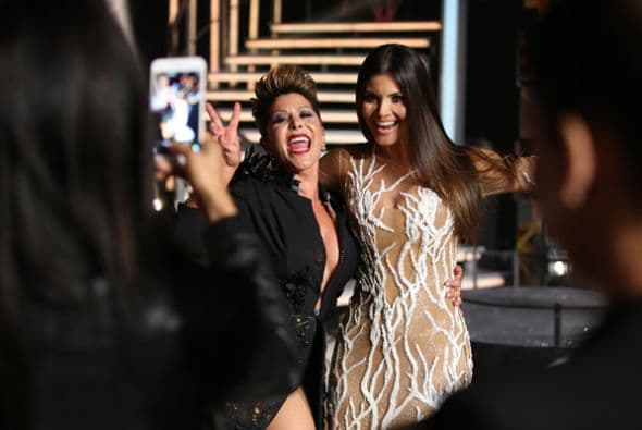 Te llevamos detrás de cámaras de esta semifinal donde hasta las eliminadas resucitaron. ¿Quién será la próxima Nuestra Belleza Latina?