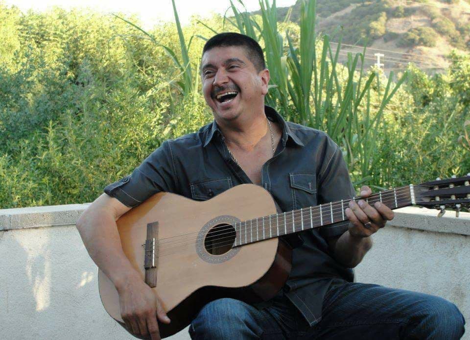 A esta imagen, Miguel le tiene mucho cariño, pues recuerda que se la tomaron justo cuando terminó de componer 'El corrido de la Sub 17', en honor a la selección mexicana de fútbol que se coronó en el Mundial de Fútbol en 2005.